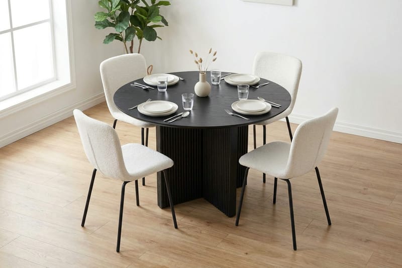 Edda Matgrupp runt 110 cm Svart med 4 Katy Matstolar - Svart - Products - Möbler - Bord & matgrupp - Matgrupp