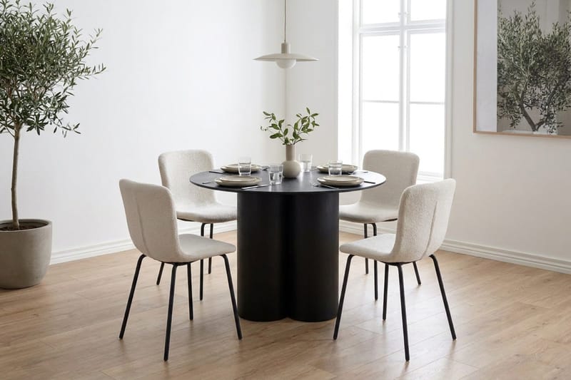 Juno Matgrupp runt 110 cm Svart med 4 Katy Matstolar - Svart - Products - Möbler - Bord & matgrupp - Matgrupp