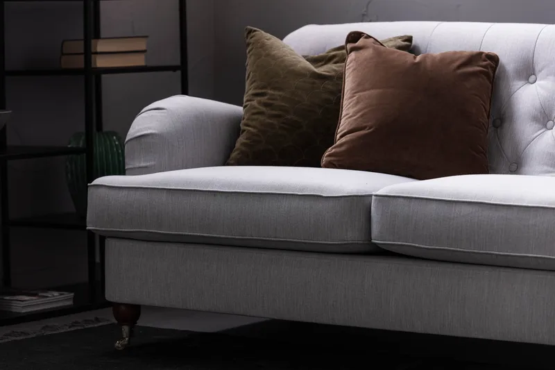 Howard Riviera Soffgrupp 2-sits + 3-sits Soffa + Fåtölj + Fotpall i Tyg - Grå - Products - Möbler - Soffa - Soffgrupp - Howard soffgrupp