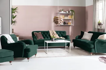 Howard Riviera Soffgrupp Svängd 3-sits + 2-sits Soffa + Fåtölj + Fotpall i Sammet - Grön - Products - Möbler - Soffa - Soffgrupp - Howard soffgrupp