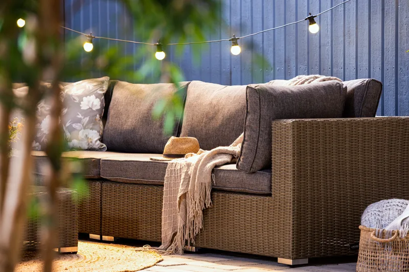 Marcus Loungegrupp - Brun / Svarta dynor - Products - Utemöbler & utemiljö - Loungemöbler - Loungeset & loungegrupp